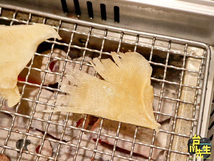 台南燒烤火鍋吃到飽/波士頓龍蝦+厚切和牛吃飽吃滿/飲料+沙瓦+咖啡+冰淇淋+甜點無限供應/木炭烘烤香氣撲鼻/日式居酒屋風格