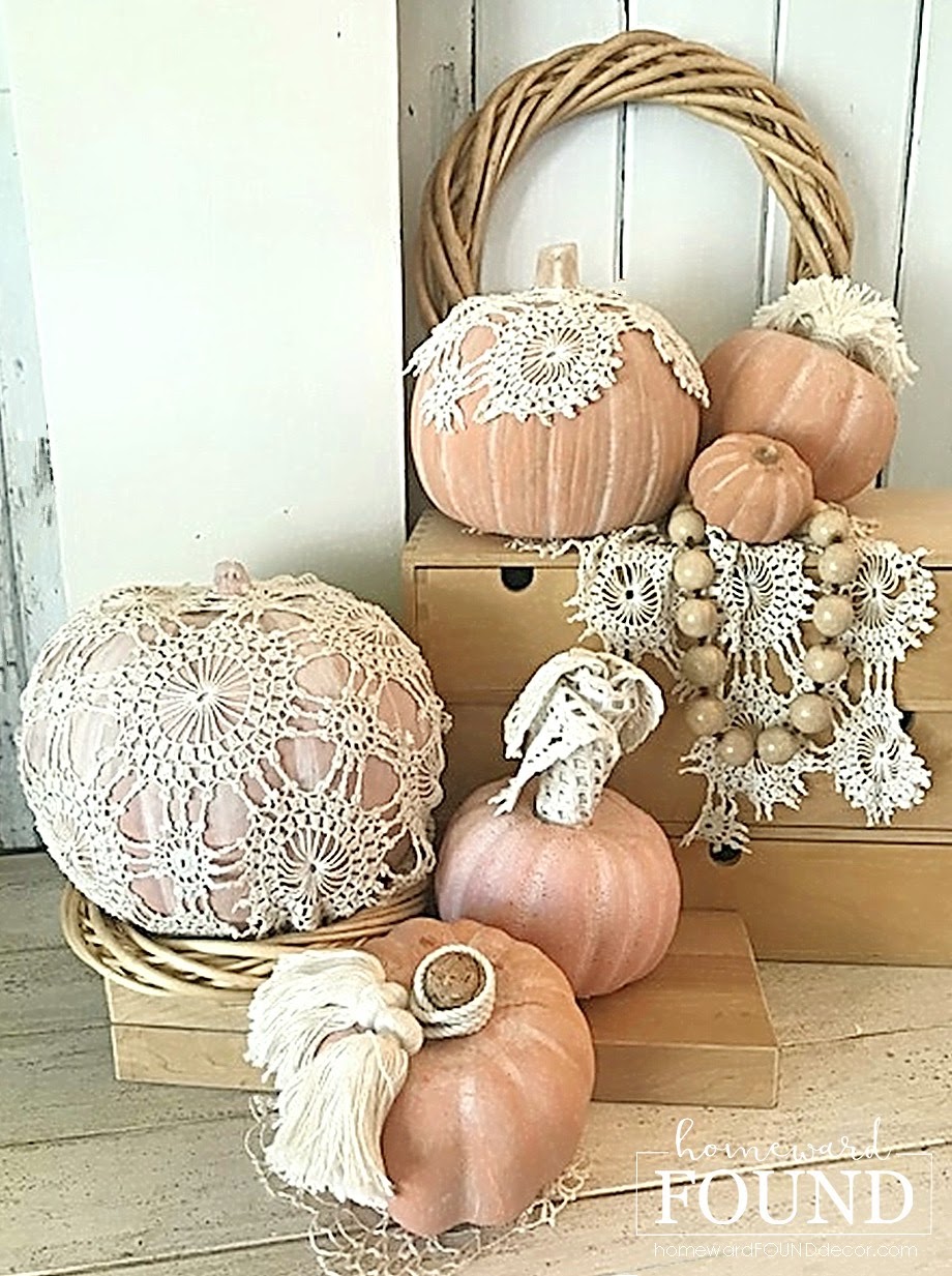 21 Ideas for Outdoor Pumpkin Decor for Halloween and Fall