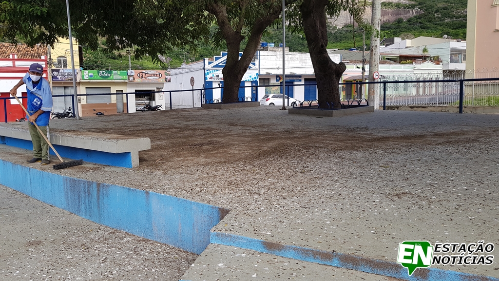 Estação Notícias: Problemão: Muita sujeira e mau cheiro na praça do Bom