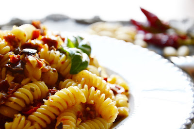 fusilli con pesto di pomodori secchi e mandorle