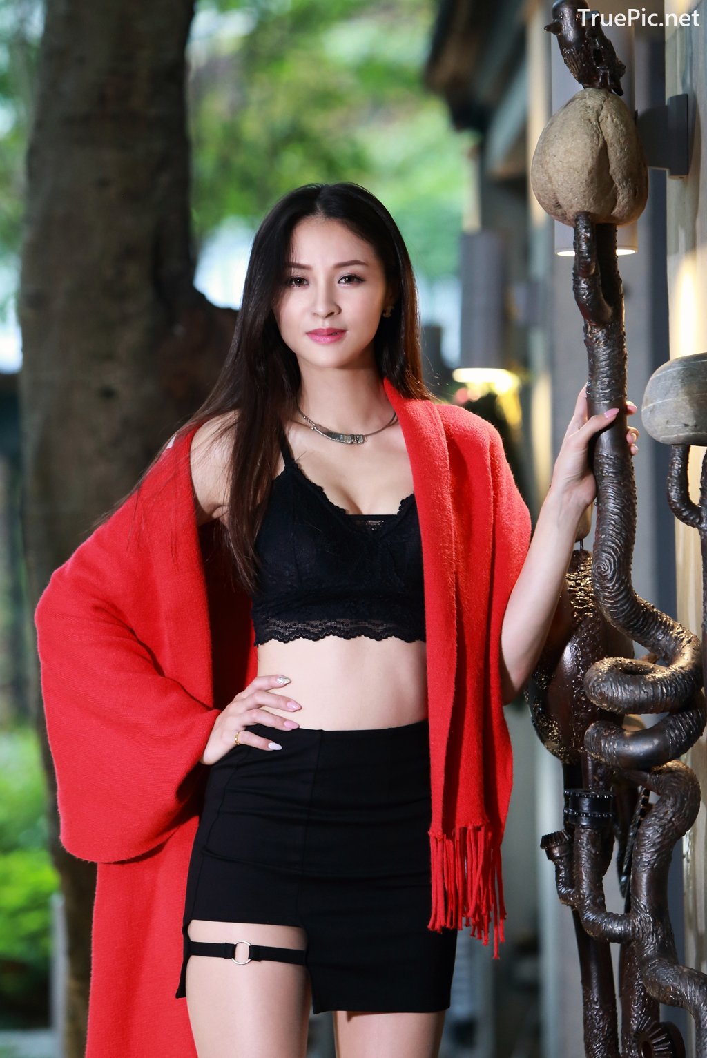 Image-Taiwanese-Beautiful-Long-Legs-Girl-雪岑Lola-Black-Sexy-Short-Pants-and-Crop-Top-Outfit-TruePic.net- Picture-44