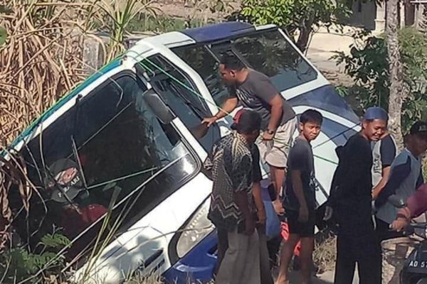 Bus Terperosok di Tikungan Banyurip Jenar