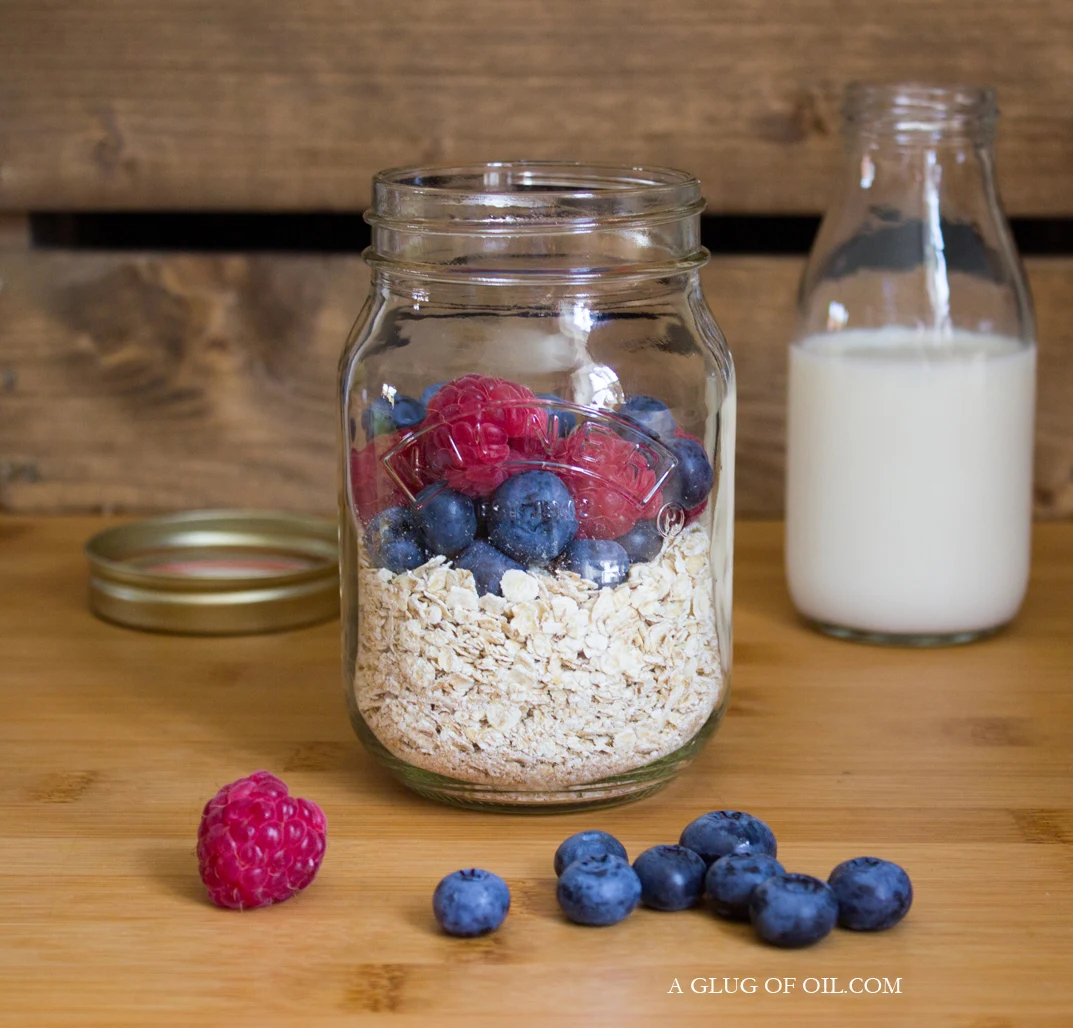 Breakfast in a Jar - Overnight Oats with Berries