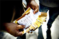Karaborsada bir adamın elindeki biletler