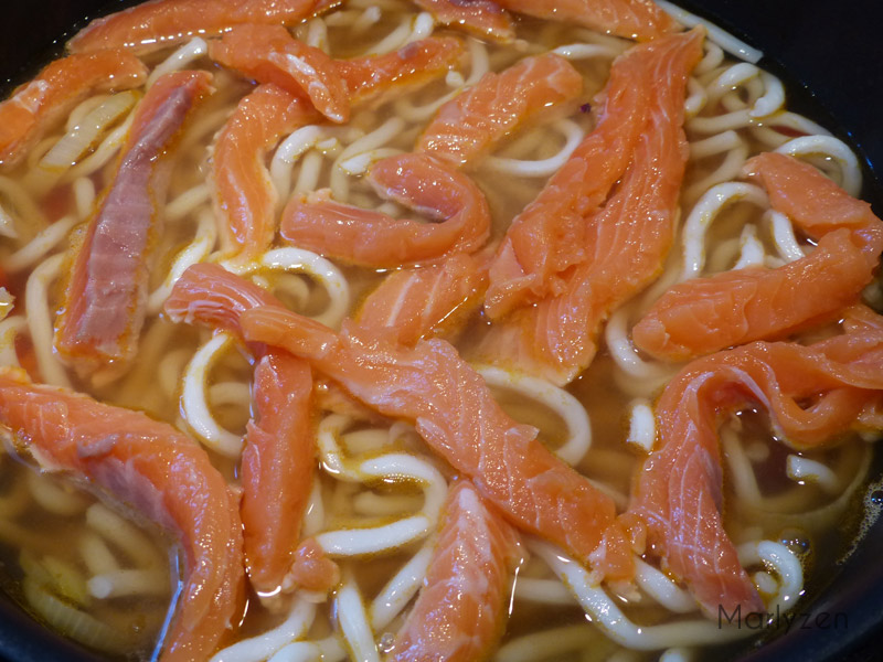 Soupe de nouilles udon, saumon et potimarron