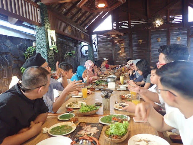 Kumpul Keluarga di Sedep Malem, Bandung makan siang di resto sedep malem bandung