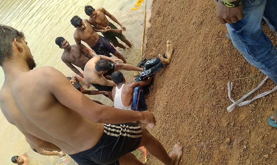 সাত সকালেই ছট পুজোতে গিয়ে খড়গপুরে জলে ডুবে মৃত কিশোর, ছটপুজার মডেল পুকুর নিয়ে বিতর্ক 1 সাত সকালেই ছট পুজোতে গিয়ে খড়গপুরে জলে ডুবে মৃত কিশোর, ছটপুজার মডেল পুকুর নিয়ে বিতর্ক