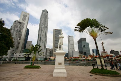 patung raffles landing site patung sir thomas raffles, pendiri singapore, tempat wisata di singapore, jalan-jalan di singapore, singapura