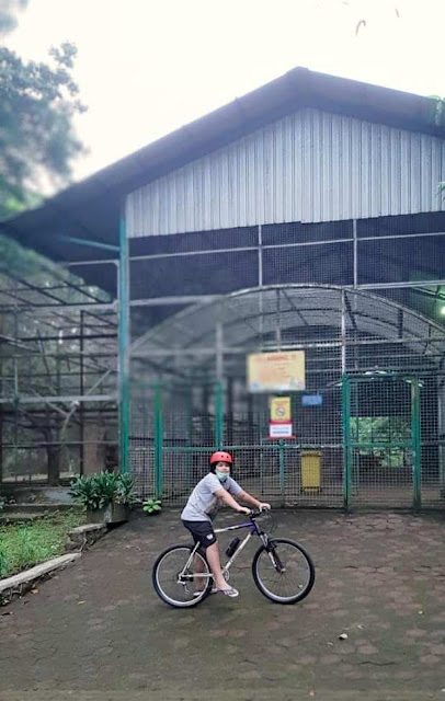 bersepeda gowes di kebun binatang ragunan nurul sufitri travel lifestyle blogger panasonic bianch