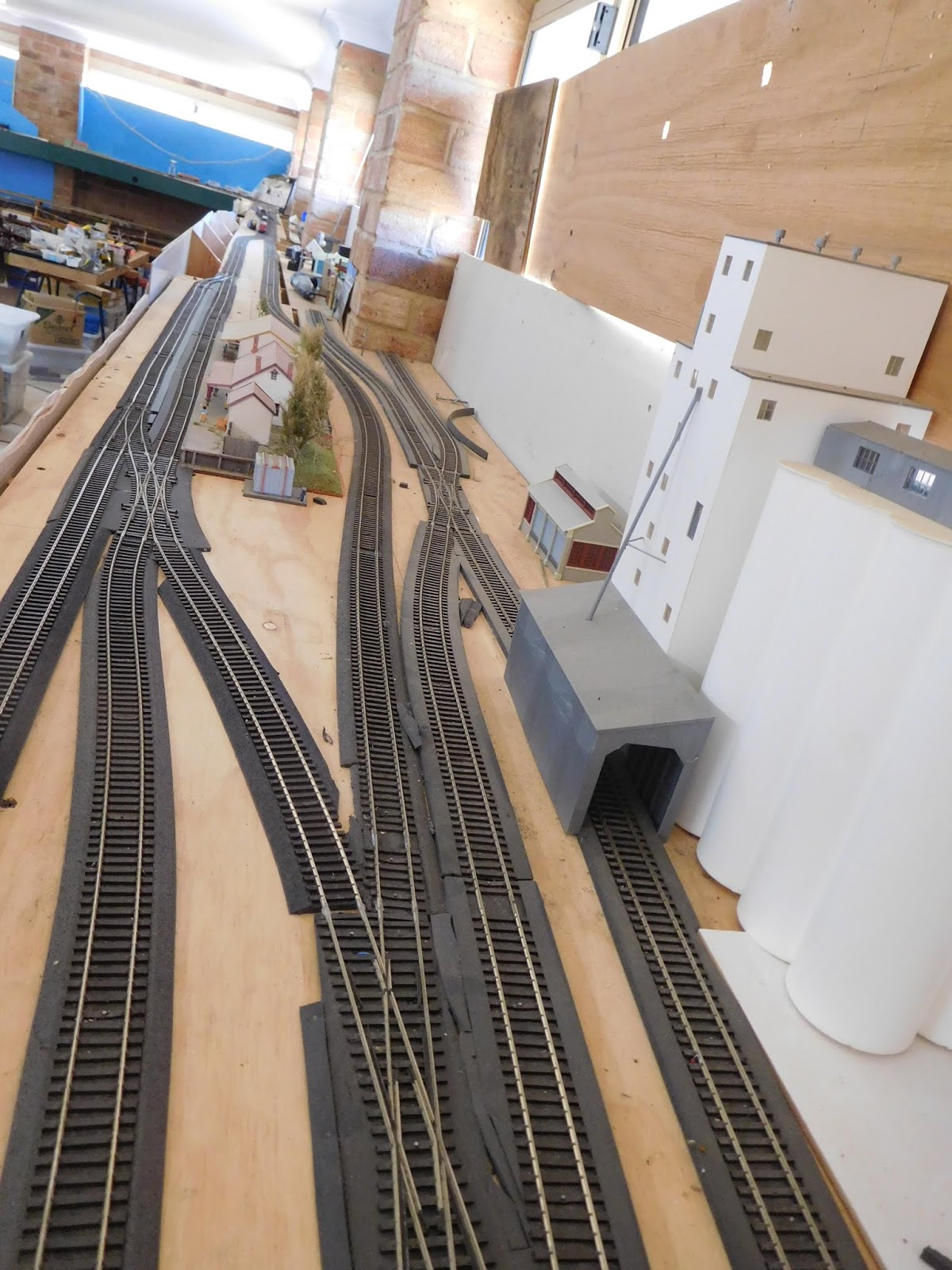 Comtrain goes H0! H0! H0!: 2019_11_19 Finishing off new loop track.