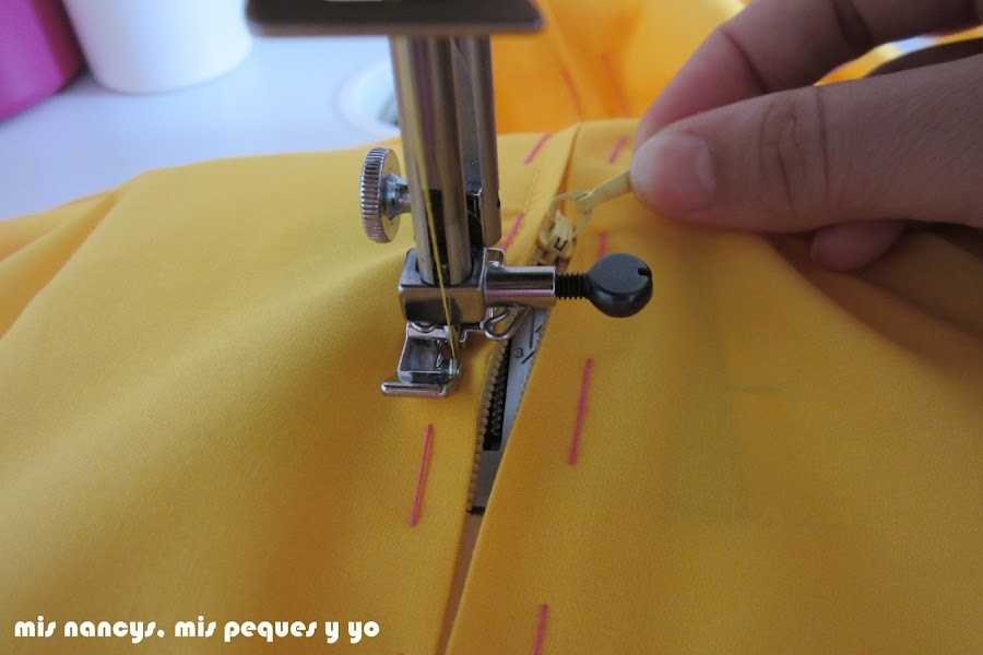 mis nancys, mis peques y yo, tutorial DIY funda de cojín sencilla con cremallera y volante, abrir cremallera