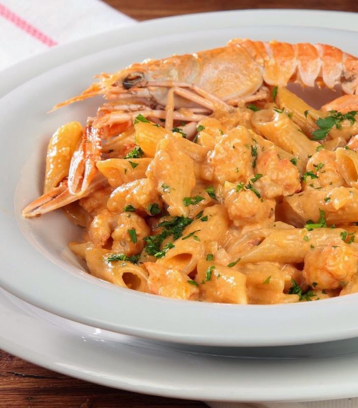 Penne com camar o e molho ros 