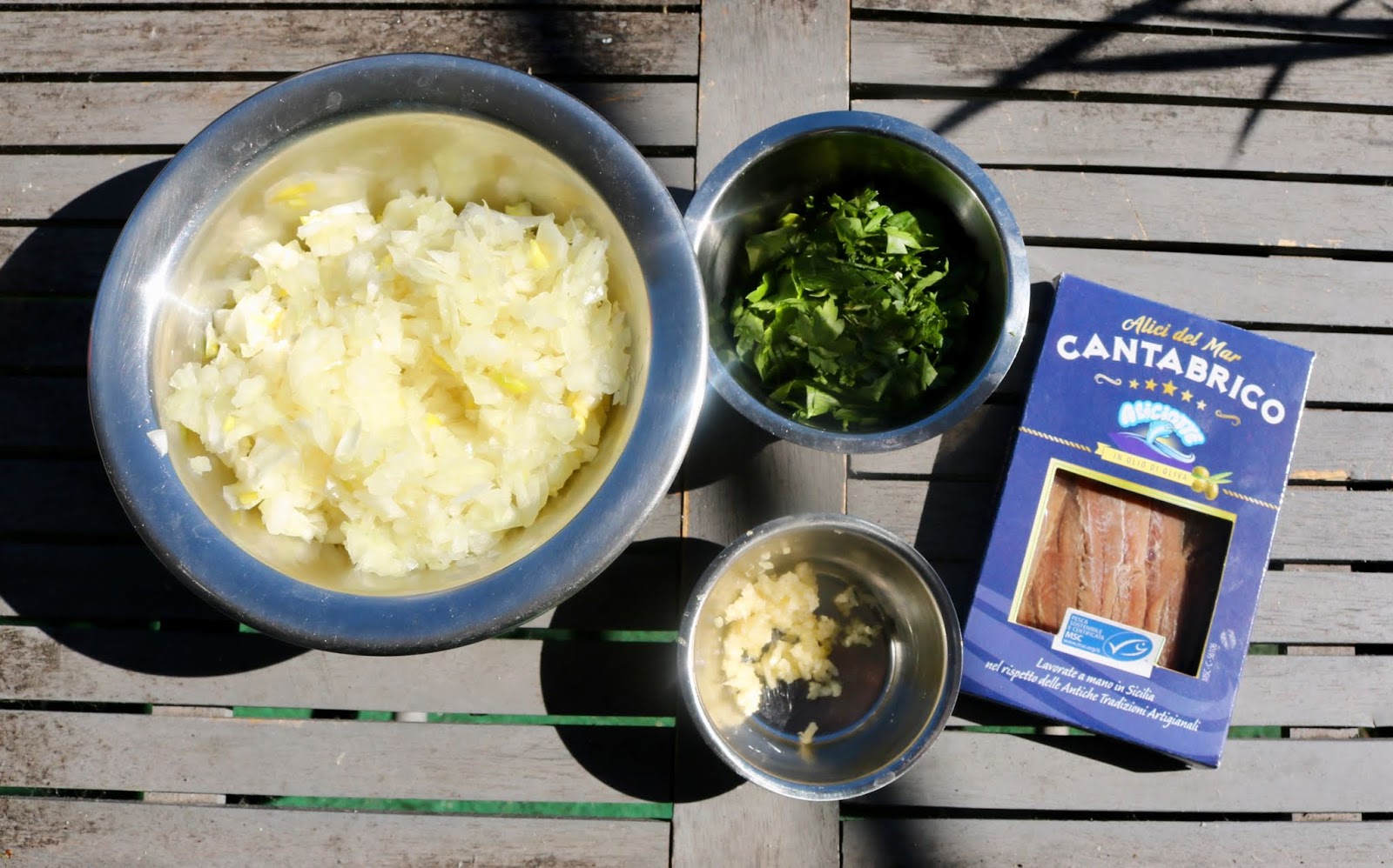 Pasta mit Zwiebeln und Anchovis Pasta mit Zwiebeln und Anchovis