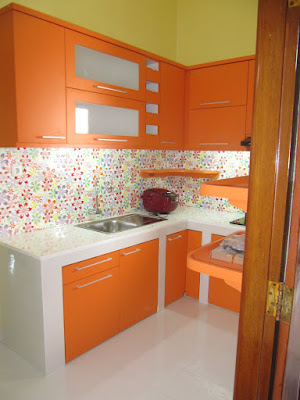 Desain Kitchen Set Bentuk L Warna Orange + Furniture Semarang