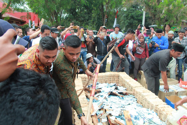 Dinas Kependudukan dan Pencatatan Sipil Kota Batam Pemerintah Kota Pemko Melakukan Pembakaran 50 ribu KTP Invalid