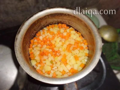 proses merebus kentang dan wortel
