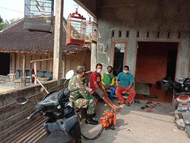 Tak Kenal Lelah, Babinsa Kwangen Ingatkan Warga Patuhi Prokes