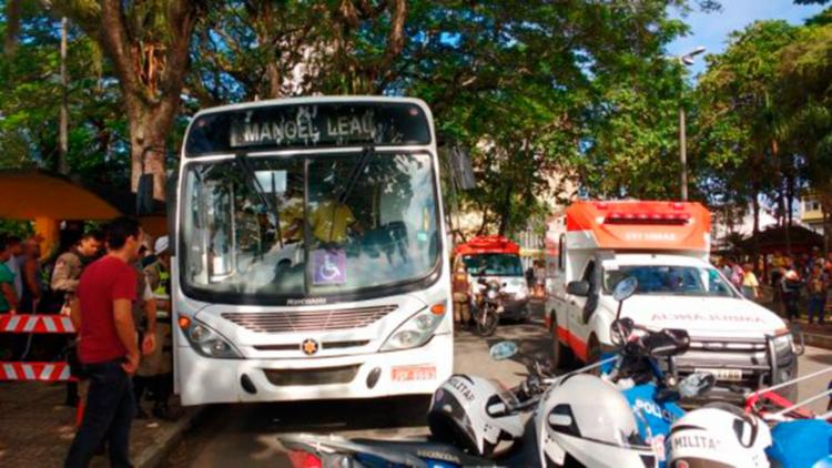 Homem tenta assassinar a mulher em ônibus e depois se mata em Itabuna