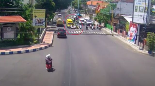 Mengerikan! Video Ambulans Tabrak Polisi di Banyuwangi Mengerikan! Video Ambulans Tabrak Polisi di Banyuwangi
