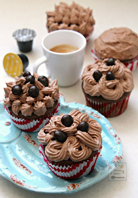 A delicious burst of coffee goodness in every bite of these Chocolate Cappuccino Cupcakes with a luscious espresso-flavored buttercream frosting! Perfect pair with your morning coffee! | manilaspoon.com