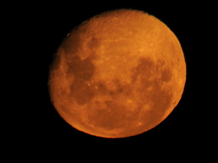 photographing New Zealand moon