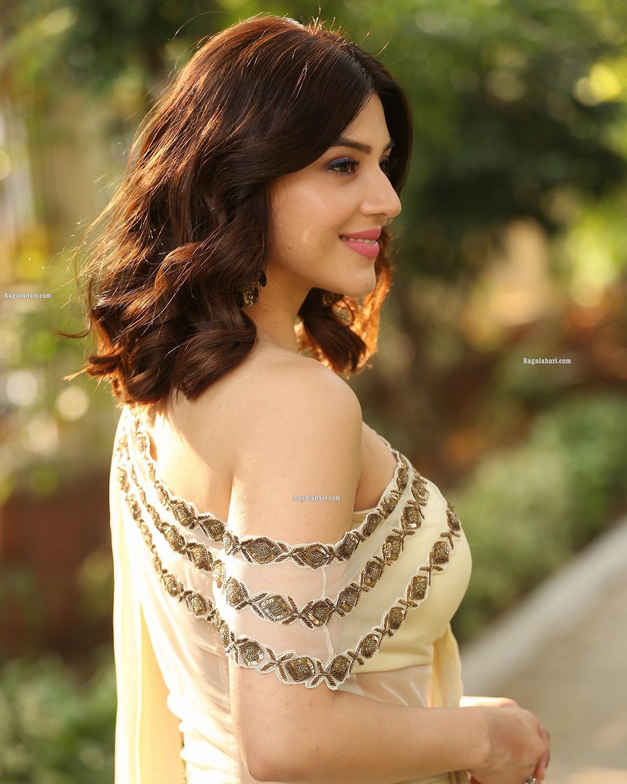 South Actress Mehreen Pirzada in Beautiful White Dress Mehreenpirzadaa-20200112-0002