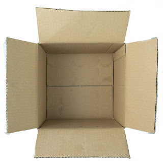 Imagen de caja marrón  vacía  y abierta vista desde arriba