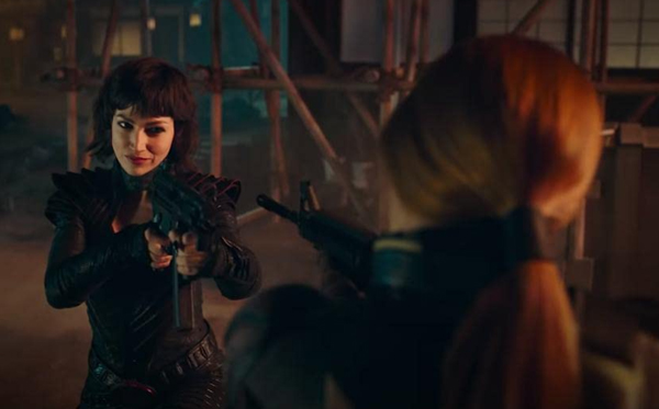 The Baroness (Úrsula Corberó) confronts Scarlett in SNAKE EYES.