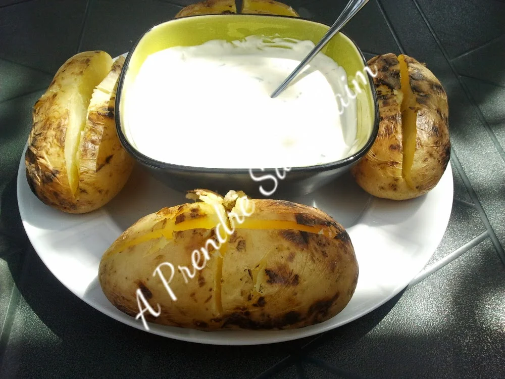 Pommes de terre au barbecue et à la crème ciboulette au fromage à l'ail