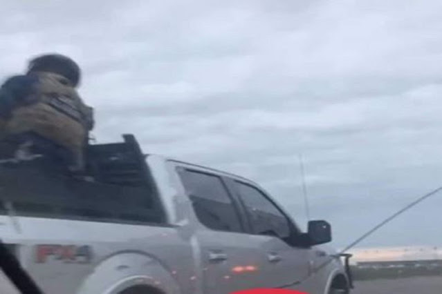 Video: Sicarios de Las Tropas del Infierno del CDN son captados con armamento poderoso montados atrás de camioneta por la mañana