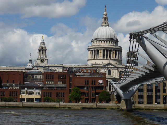 Millennium Bridge et cathédrale Saint-Paul Londres