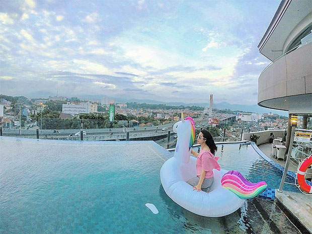 8 Hotel di Bandung dengan Kolam Renang Rooftop! - PaperKampung