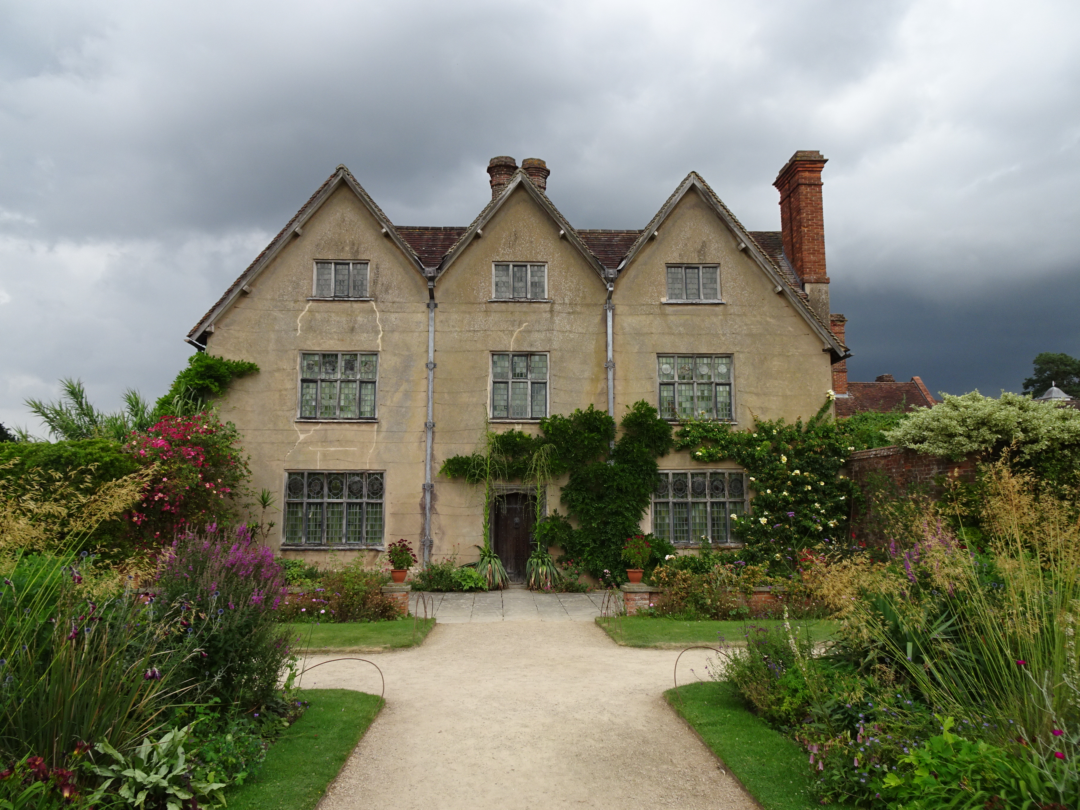 Vintage Vixen: To The Manor Born - Revisiting Packwood House