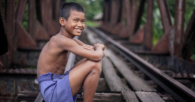 Un niño juega cerca de la ONG con la que colaboramos en Camboya.