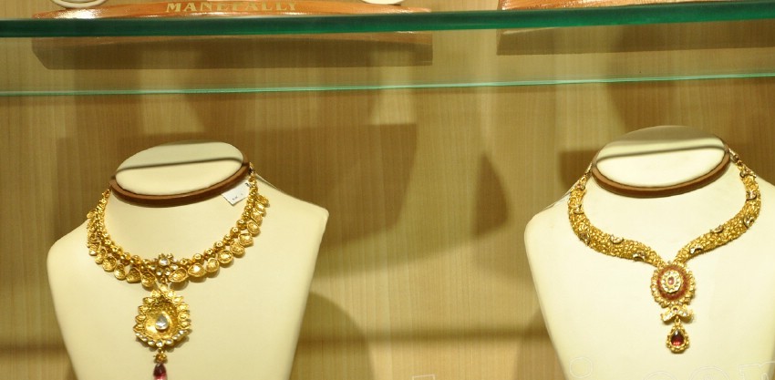 Gold and Diamond jewellery designs: Manepally akshay trithiya jewellery