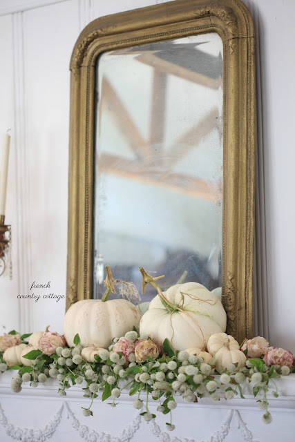 The easiest 5 minute mantel for autumn