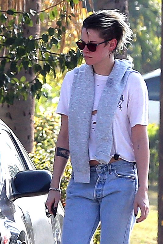 Kristen Stewart Clicked Outside In Los Angeles 13 Nov-2019