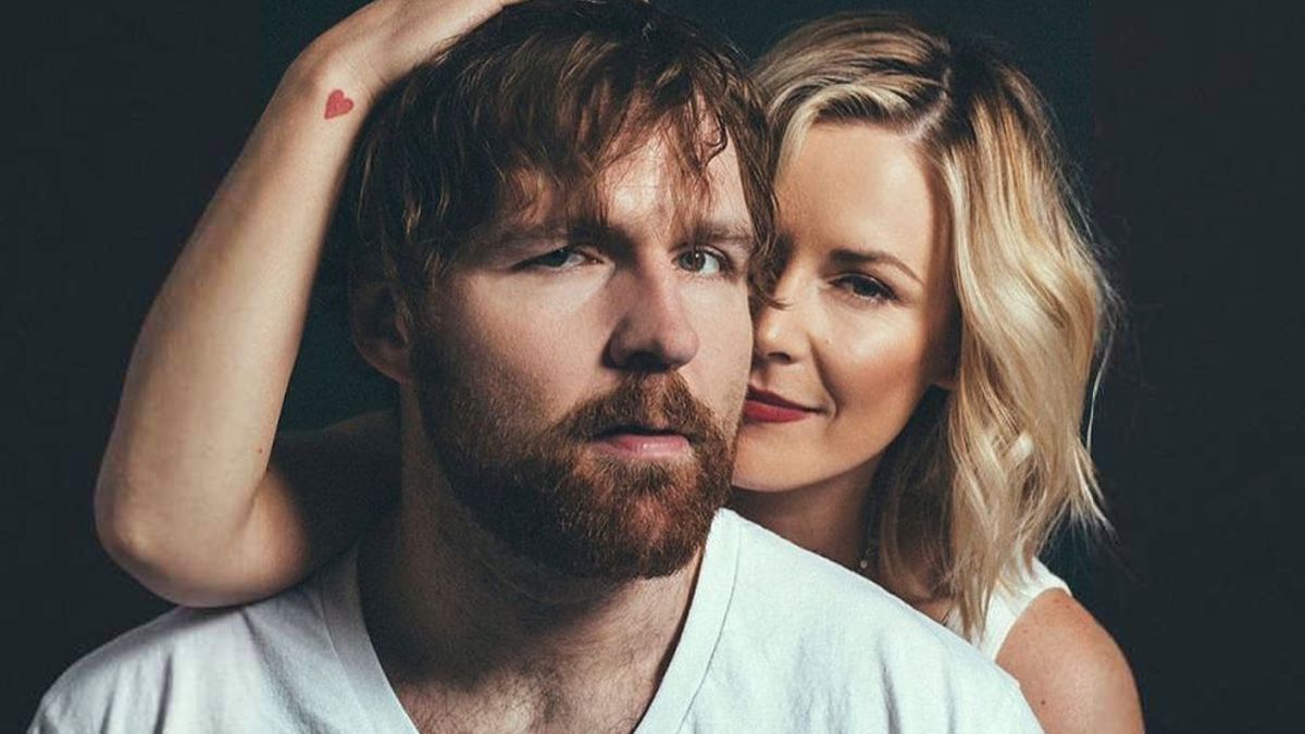 Jon Moxley revela que Renee Young está grávida