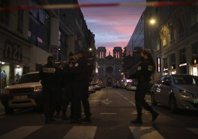 VIDÉO - Attaque au couteau à Nice : Génération identitaire manifeste près de la basilique