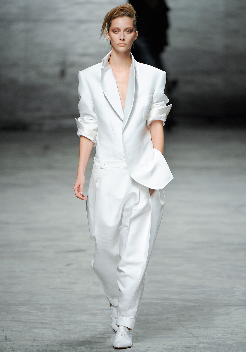 белый брючный костюм свадебный женский. белый костюм женский. белый брючный костюм палаццо. белый классический костюм женский. белый брючный костюм женский.