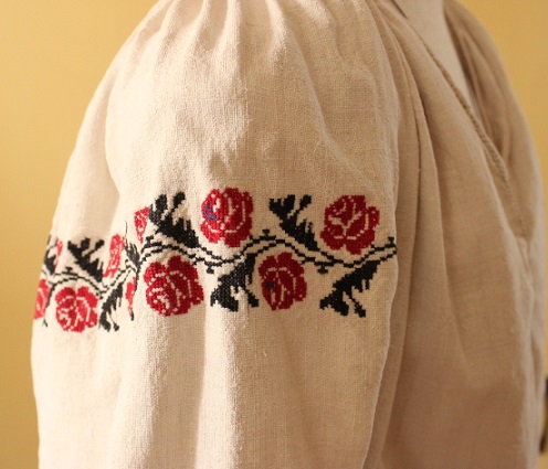 SumireAntiques biyori: 薔薇刺繍ウクライナワンピース
