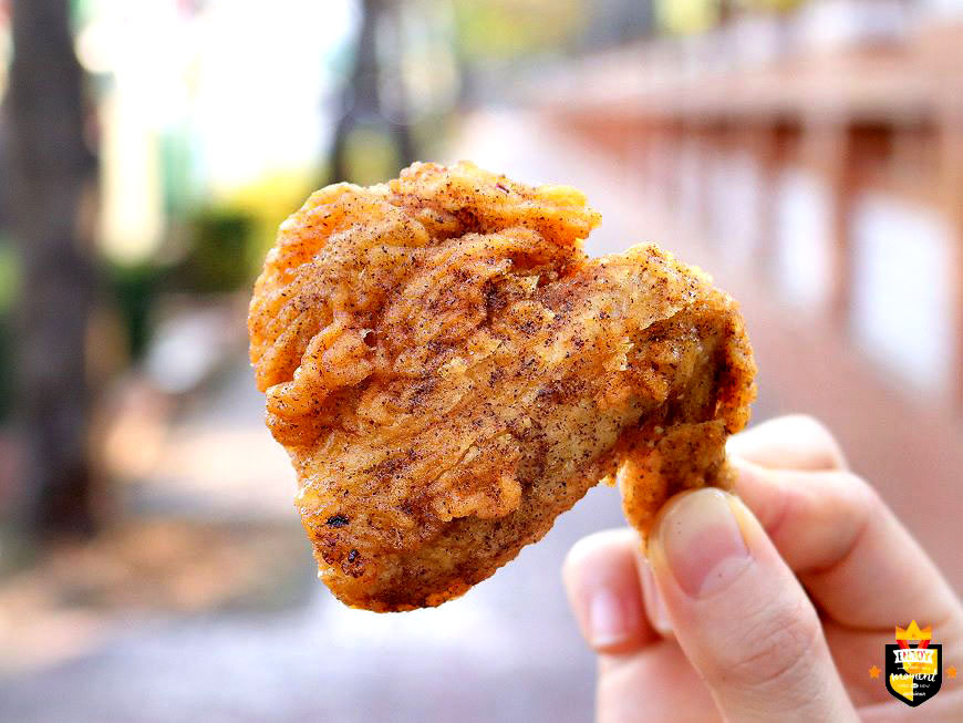 台南炸物攤/無招牌只賣4樣飄香20多年/每日限量只賣3小時/晚來連屑屑都吃不到/一擺攤就大排長龍/在地人下午茶就愛這一味