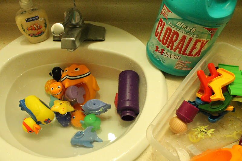 Running with Bows Yucky Bath Toys