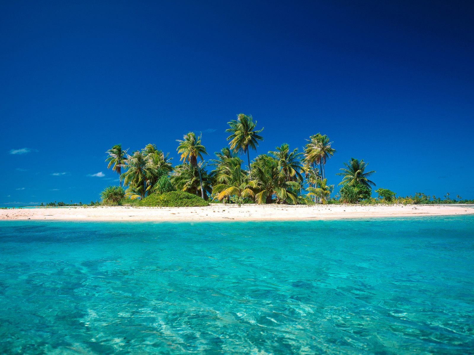 Www island. Карибское море Бора Бора. Бора Бора голубая Лагуна. Мальдивы Бора Бора. Карибское море голубая Лагуна.