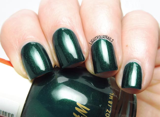 Smalto verde scuro H&M Scarab dark forest green shimmery nail polish swatch