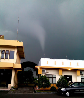 puting beliung sidoarjo