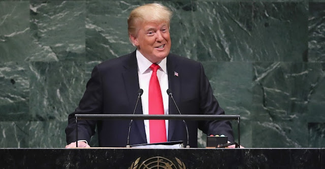 Donald Trump ‘presume’ sus logros como presidente y se ríen a medio discurso