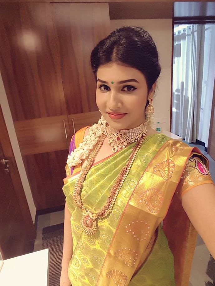 Anjena Kirti in saree photos