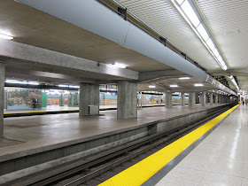 Unused centre platform at Sheppard-Yonge station