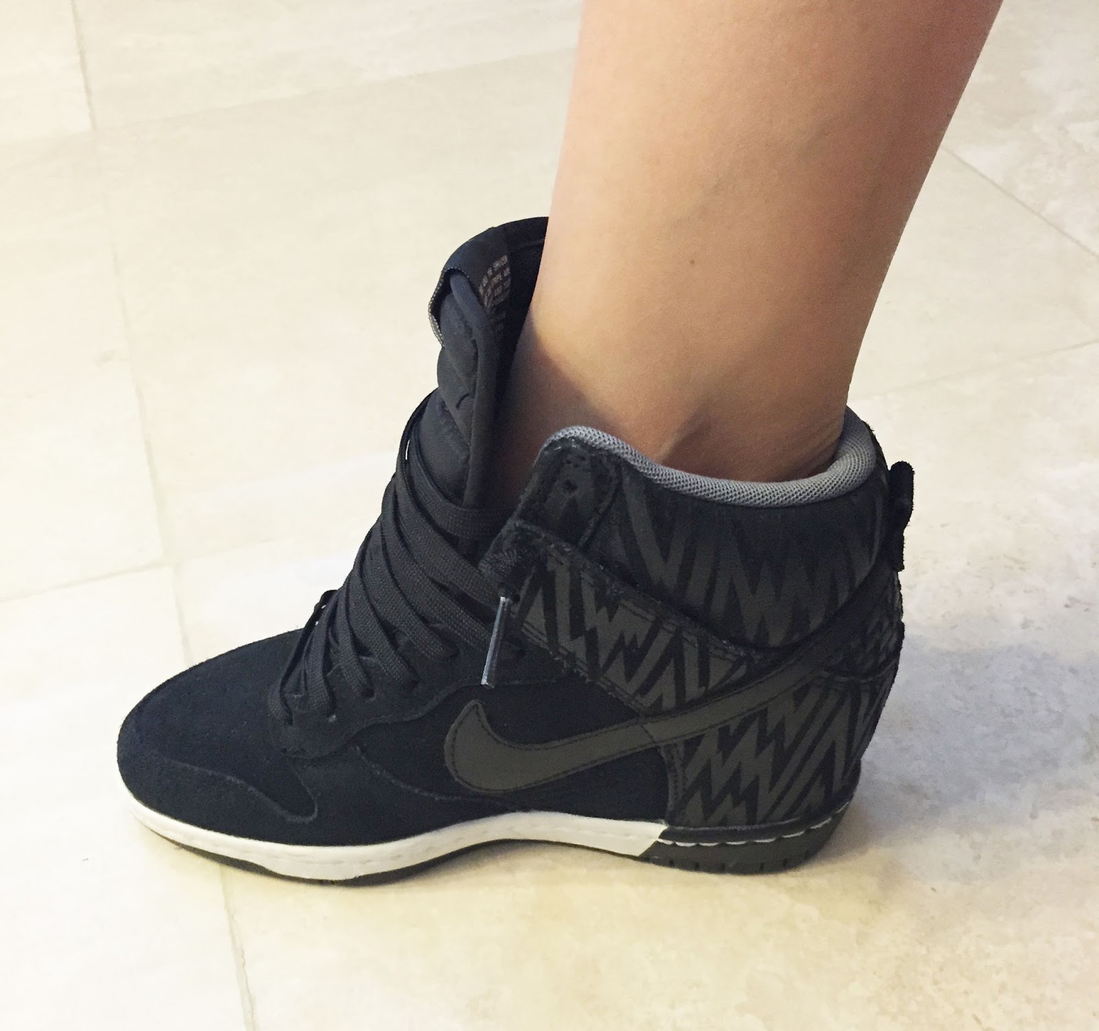 nike dunk sky high zwart wit